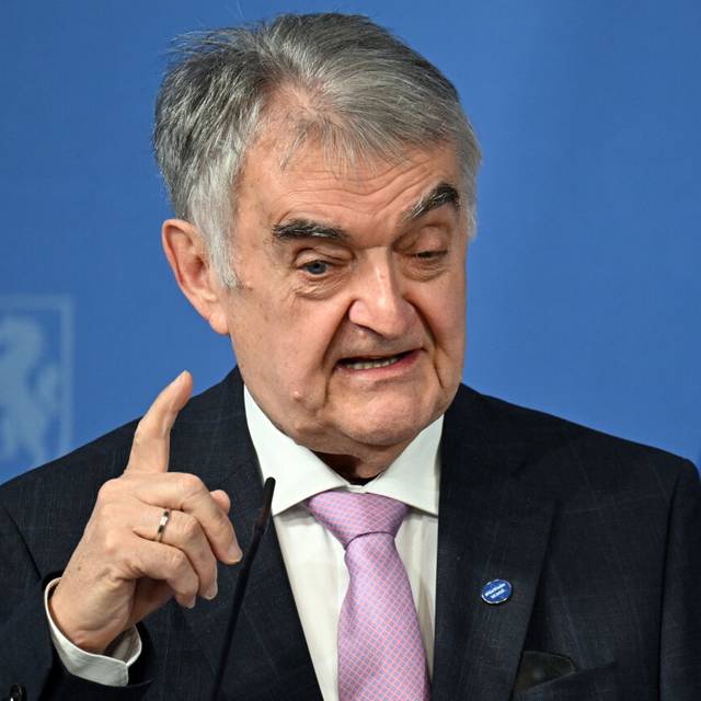 Herbert Reul (CDU), nordrhein-westfälischer Innenminister, spricht ins Mikrofon.