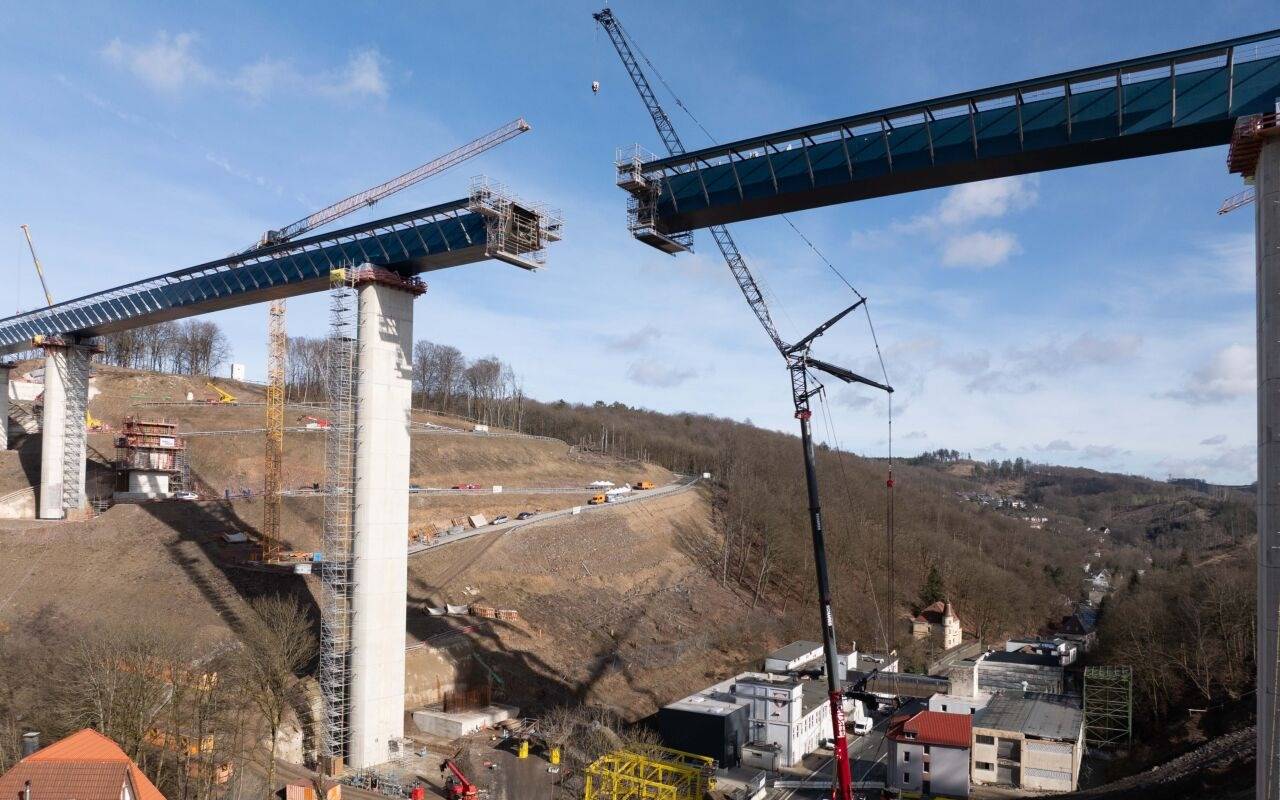 Bei der "Stahlhochzeit" der Rahmede-Talbrücke wurden die beiden Brückenhälften zusammengeführt, um verschweißt werden zu können. Die wichtige Verkehrsachse A45, die das Ruhrgebiet mit dem Ballungsraum Frankfurt verbindet, war viele Jahre lang gesperrt.