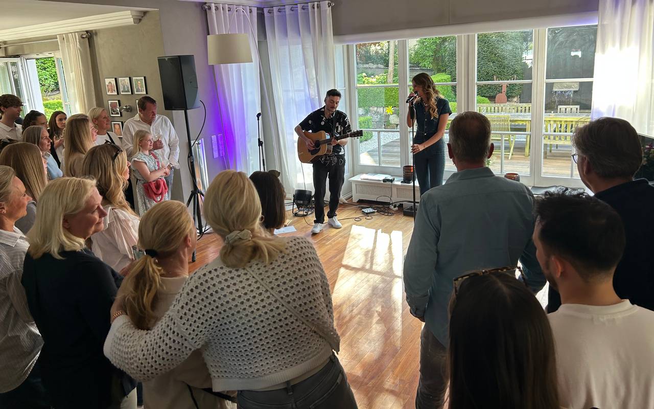 Leony verzaubert beim Wohnzimmerkonzert in Herford: Ein intimer Abend voller Musik und Unterstützung für die Aktion Lichtblicke.