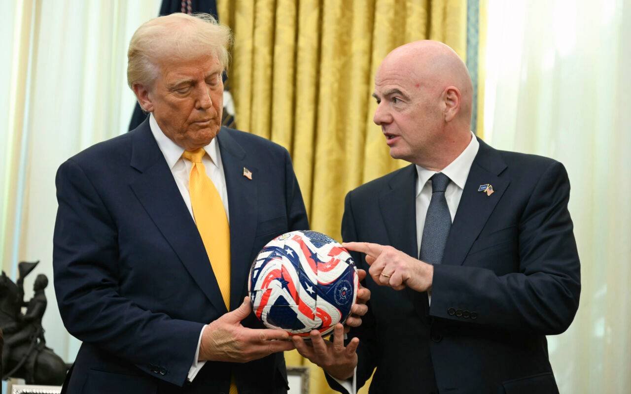 Donald Trump (li.) und Gianni Infantino halten einen Fußball in ihren Händen. Anlässlich der Weltmeisterschaft 2026 in den USA, Kanada und Mexiko.