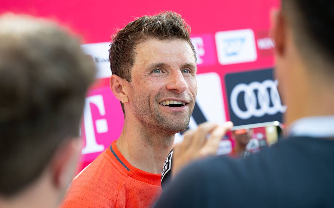 Thomas Müller, Spieler des FC Bayern München, lacht bei einem Presetermin.