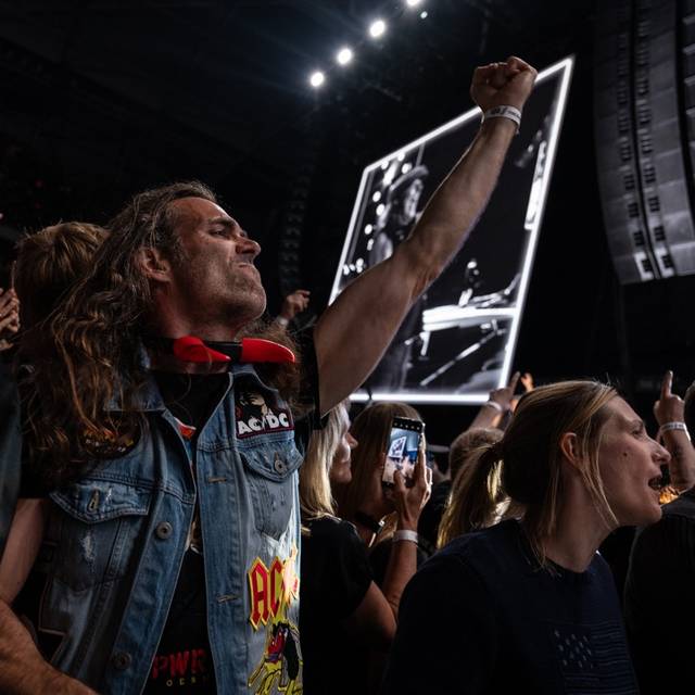 AC/DC Live in Düsseldorf 08.07.2025 Merkur Spielarena Fans vor der Bühne