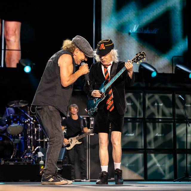 AC/DC Live in Düsseldorf 08.07.2025 Merkur Spielarena Brian Johnson Angus Young nebeneinander auf der Bühne