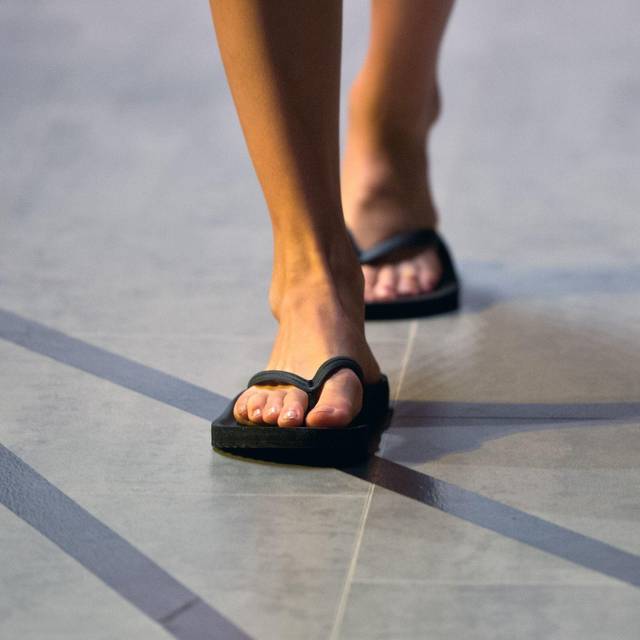 Model trägt Flipflops auf der Mercedes-Benz Fashion Week