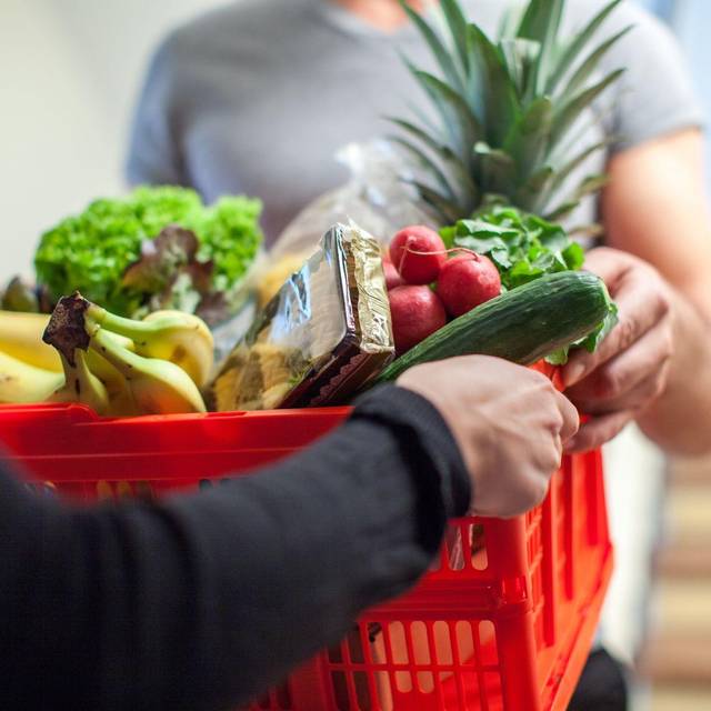 Mann liefert Lebensmittel aus