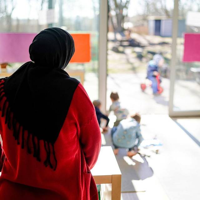 Eine Erzieherin in einer Kita