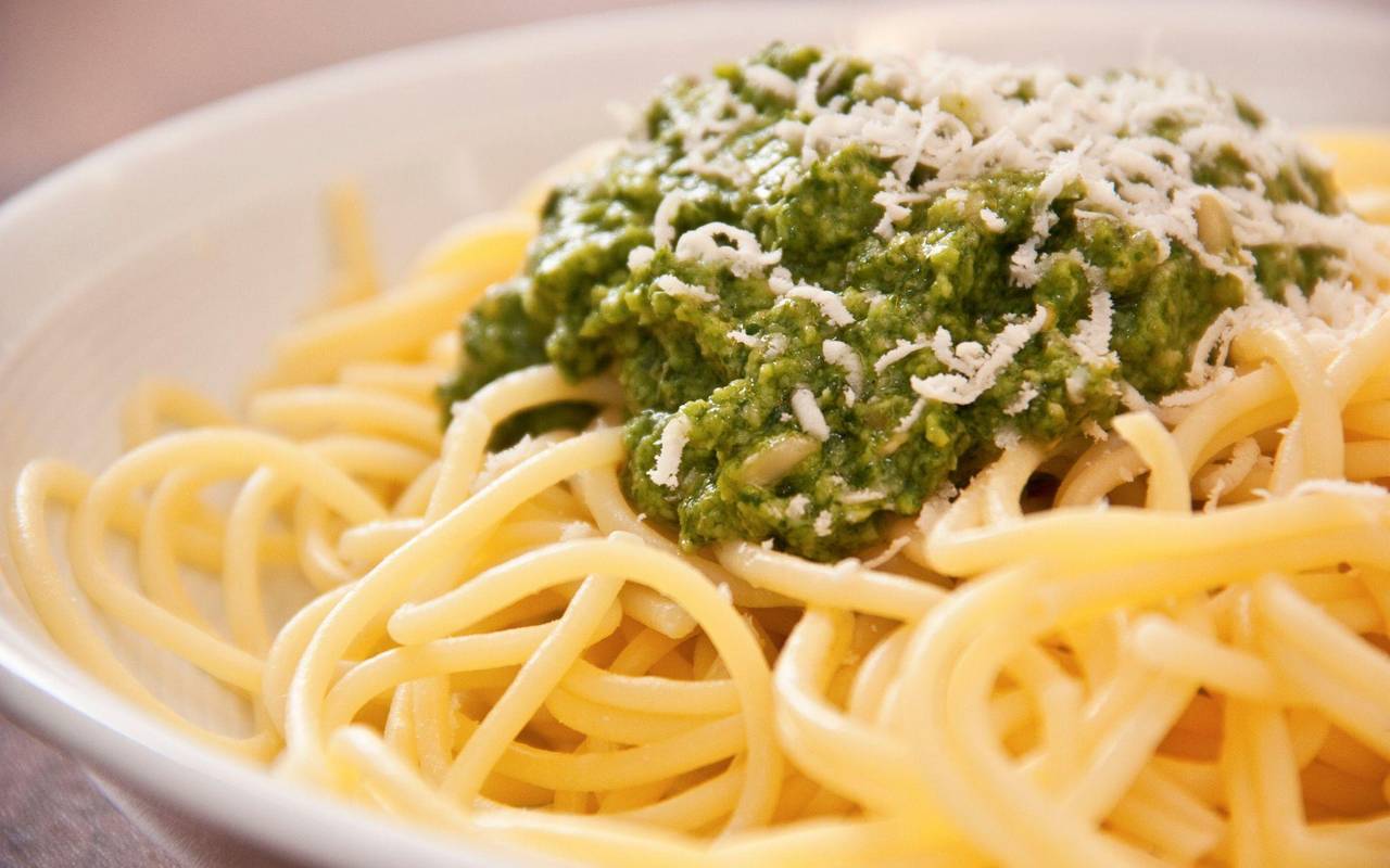 Basilikum Pesto auf Spaghetti mit Parmesan