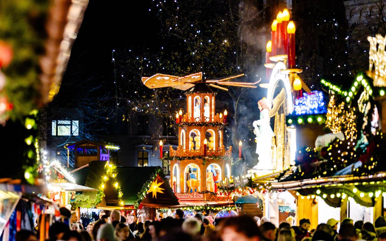 Der Bonner Weihnachtsmarkt 2024 verwandelt die Innenstadt der Bundesstadt, wie hier auf dem Münsterplatz vor dem Bonner Münster wieder in eine stimmungsvolle Budenstadt.