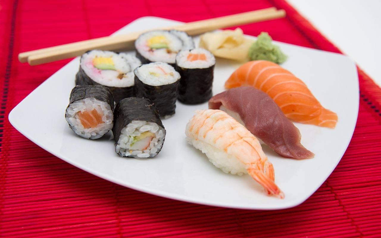 Verschiedene Sushisorten auf einem Teller