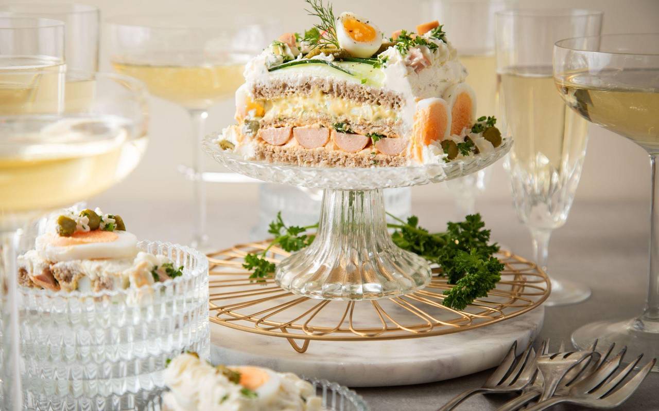 Brottorte mit Eiersalat, Wiener Würstchen und Obazda-Füllung