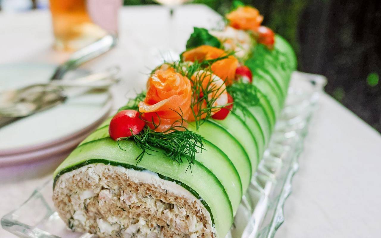 Gerollte Brottorte mit Krabbenfüllung