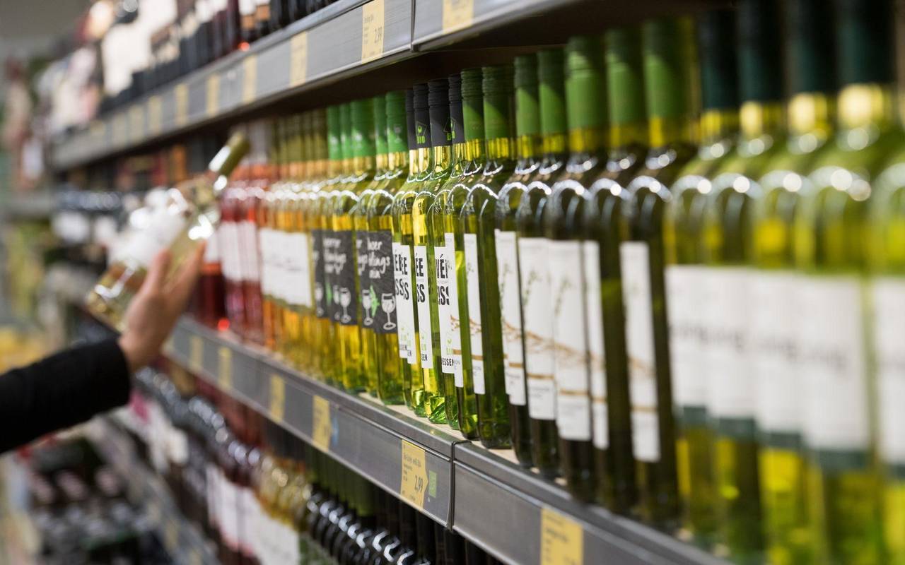 Weinflaschen stehen im Regal eines Supermarktes