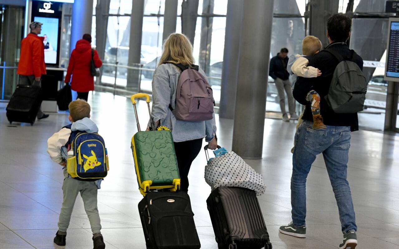 Passagiere nach ihrer Ankunft auf dem Konrad-Adenauer-Flughafen. An den größten Flughäfen in Nordrhein-Westfalen werden zum Ende der Herbstferien Zehntausende Reiserückkehrer erwartet. Der Flughafen in Köln-Bonn rechnet zwischen Freitag und Sonntag mit über 122.000 Passagieren.