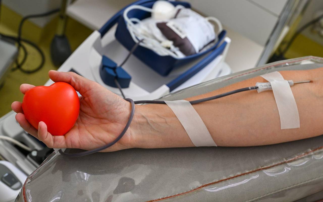 Ein Mann spendet Blut