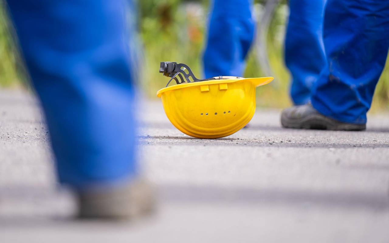 Sicherheitshelm eines Mitarbeiters liegt auf dem Boden