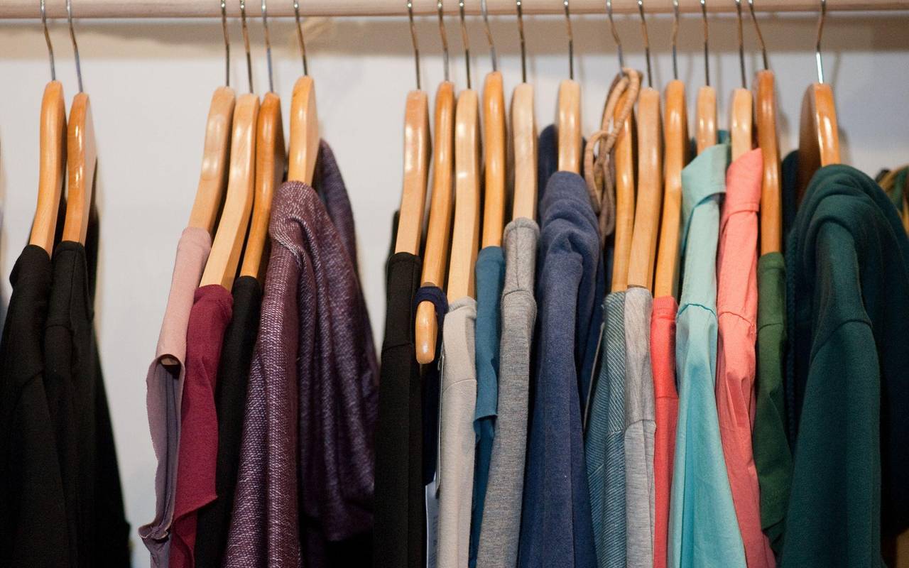 Vegane Kleidung auf Kleiderbügeln