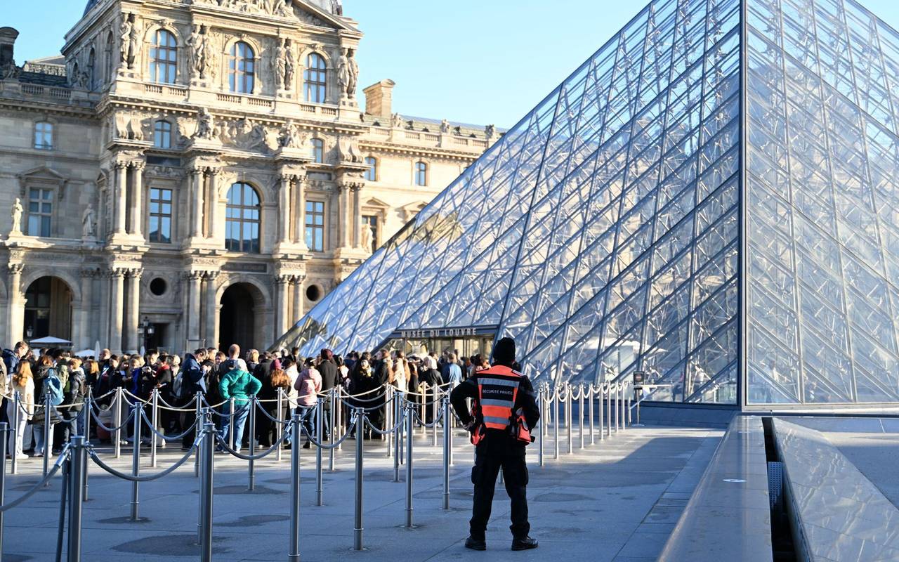 Nach Raubüberfall auf Louvre in Paris