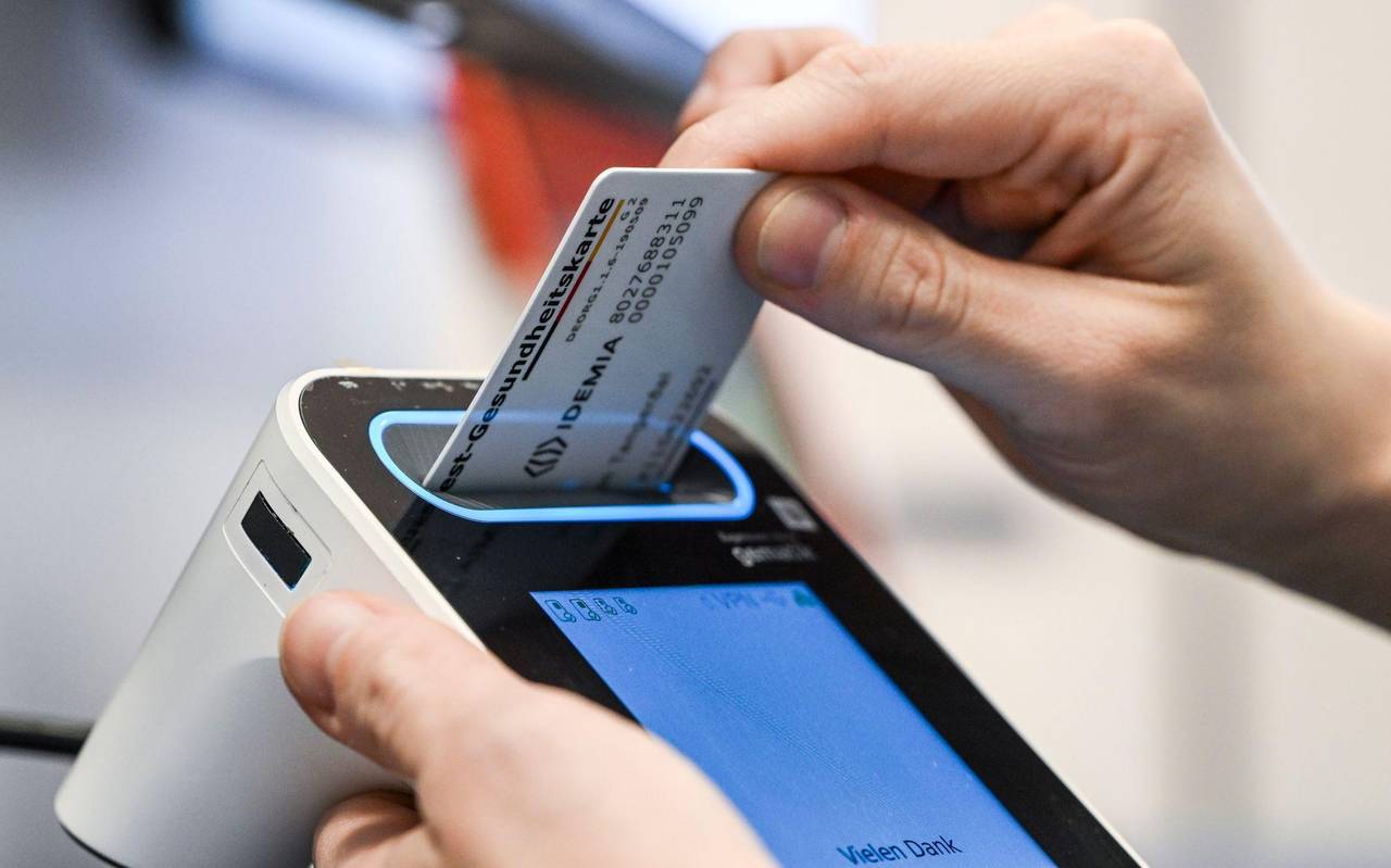 Eine Gesundheitskarte wird in ein Lesegerät geschoben