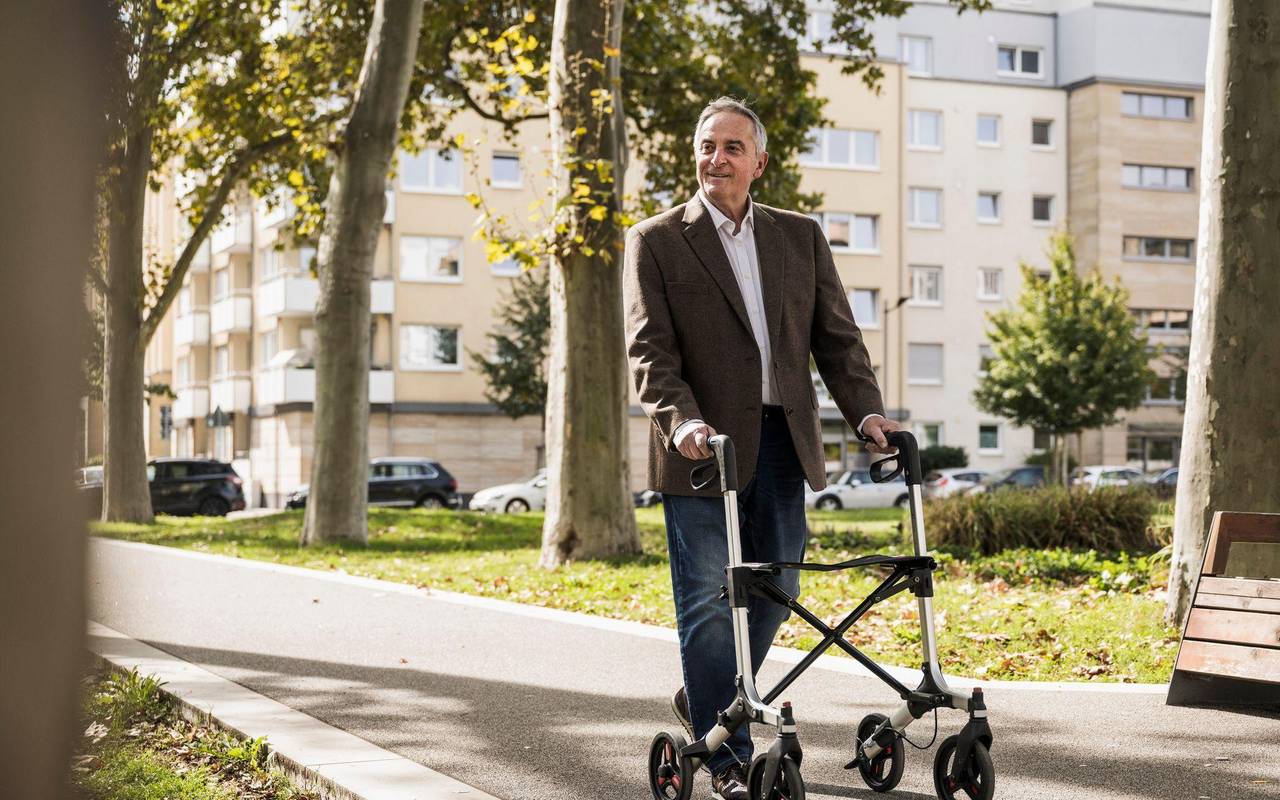 Senior läuft an einem Rollator