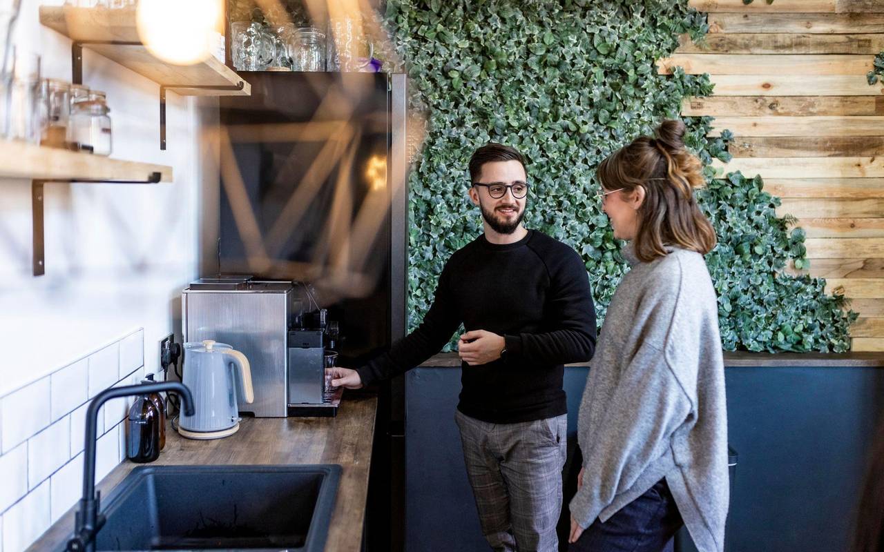 Kollegen unterhalten sich in der Kaffeeküche