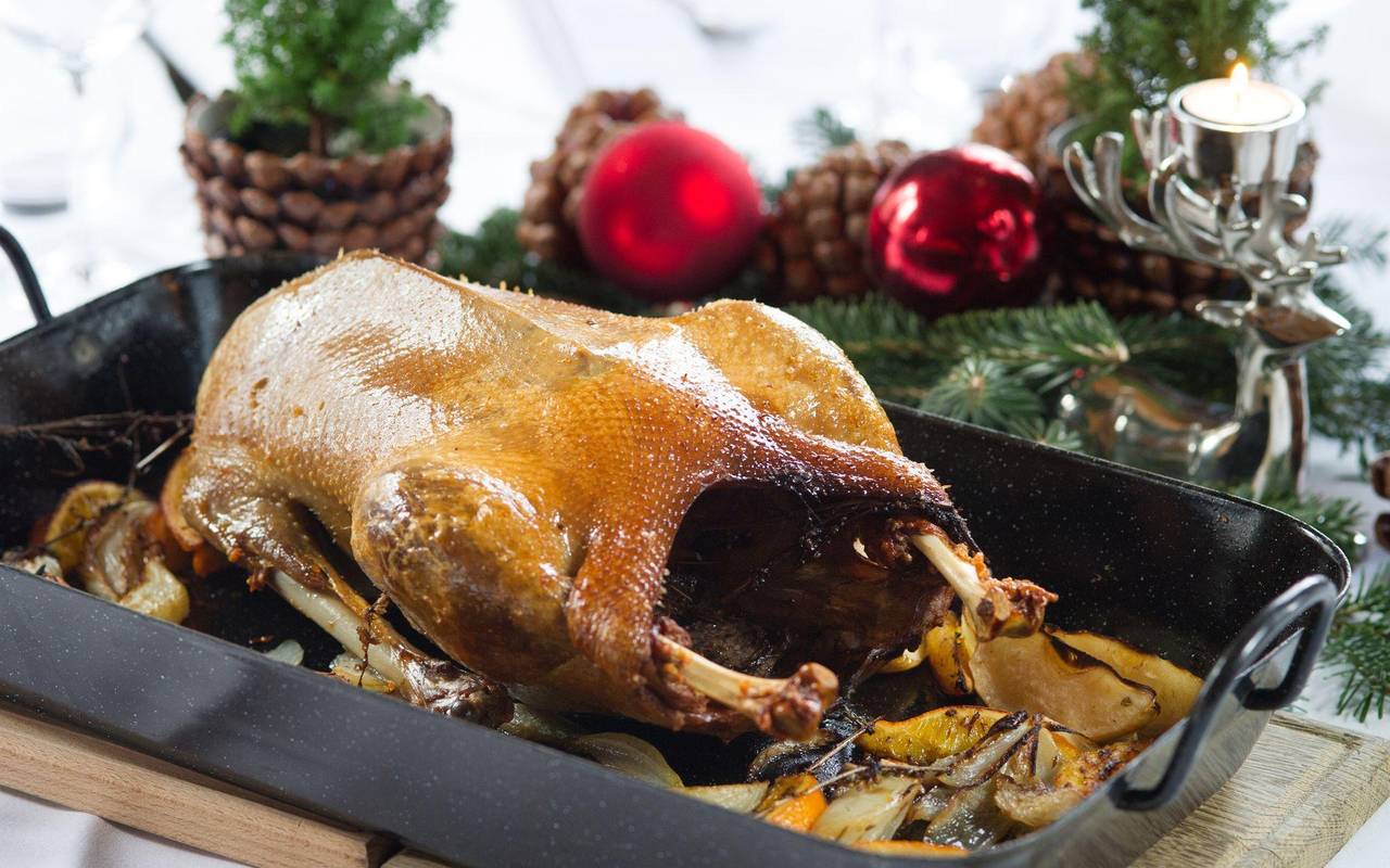 Ein Gänsebraten steht auf einem festlich gedeckten Tisch
