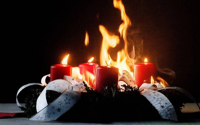 Ein Adventskranz brennt