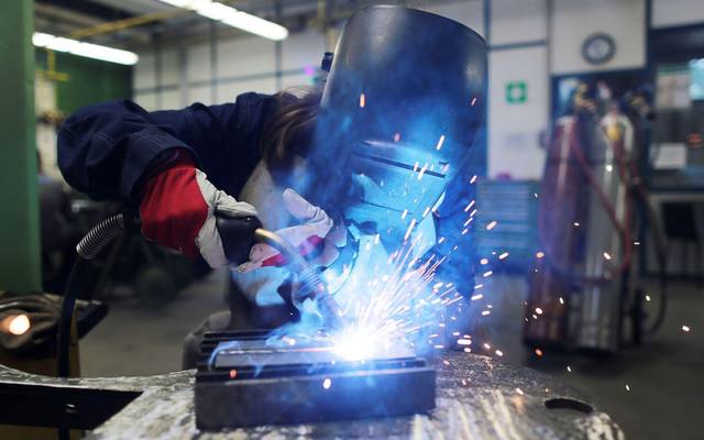 Eine Auszubildende zum Schweißer arbeitet einem Stück Metall
