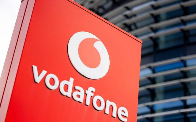Firmenschild mit dem Logo von Vodafone steht vor Konzernzentrale