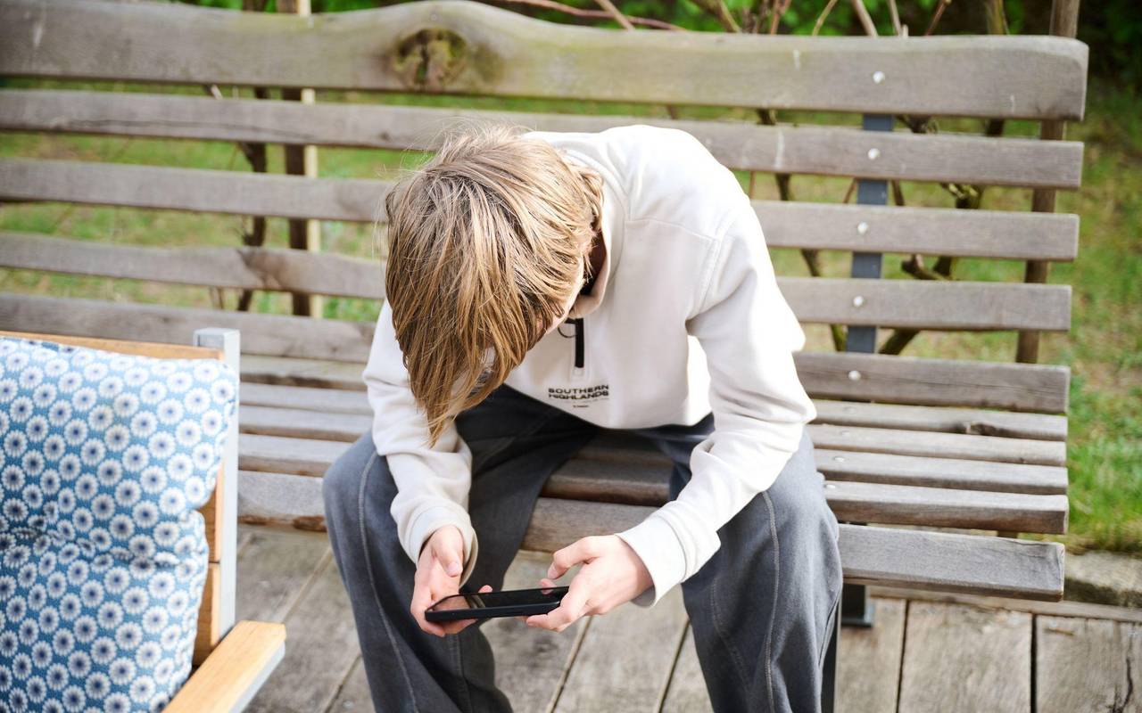 Ein Jugendlicher nutzt ein Smartphone