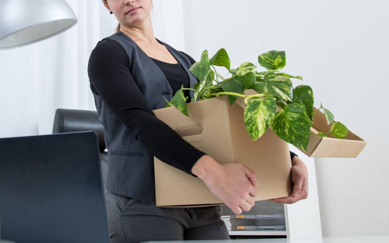 Eine Frau räumt ihren Schreibtisch