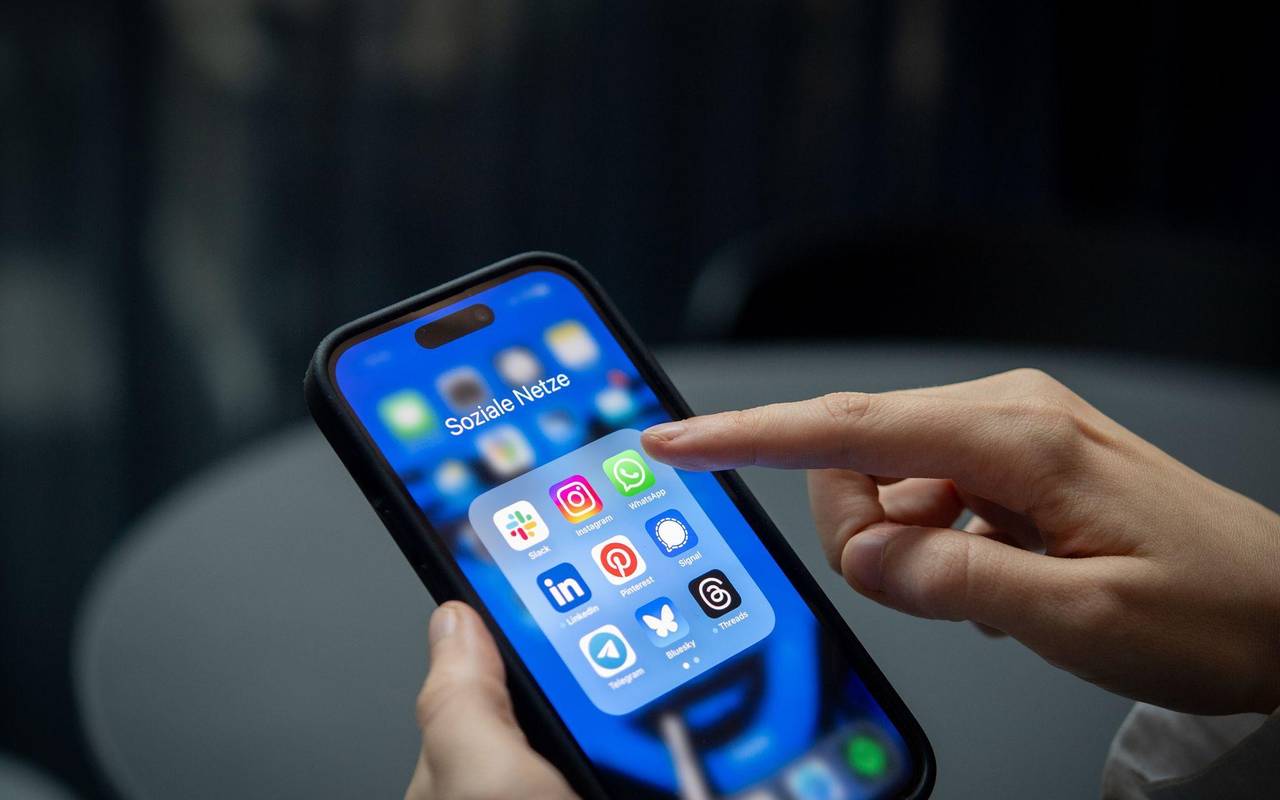 Eine Frau ruft auf einem Smartphone Soziale Medien auf