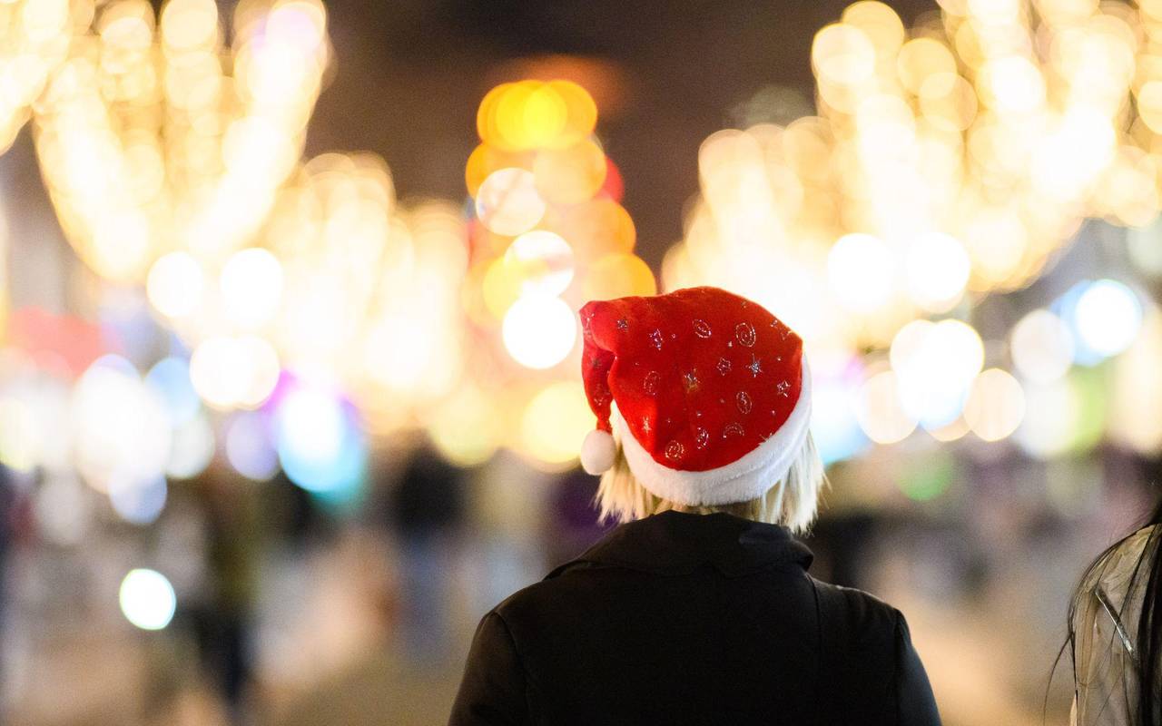 Eine Frau mit einer Nikolausmütze