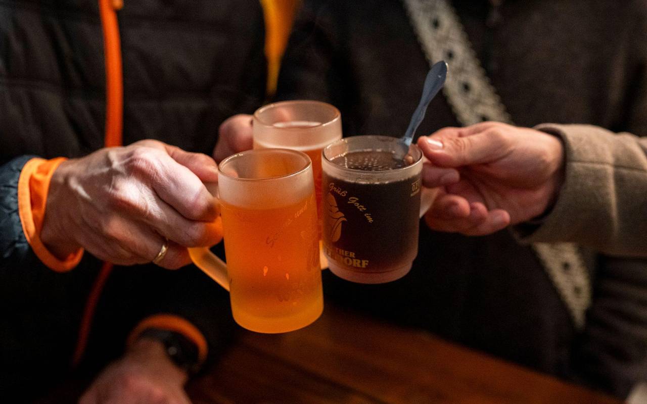 Drei Personen stoßen mit Glühwein an