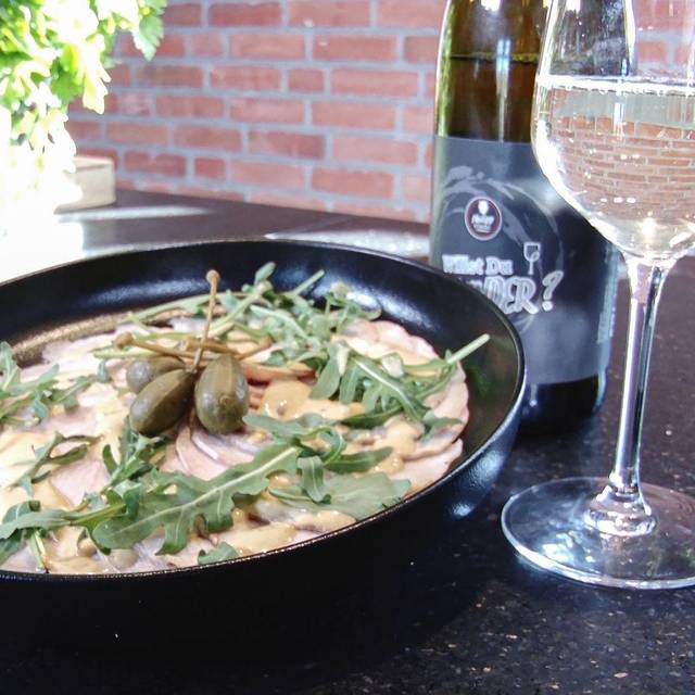 Ein Teller mit dem Kalbfleischgericht Vitello Tonnato