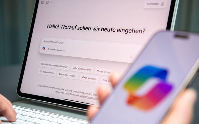Eine Person nutzt den KI-Assistenten Microsoft Copilot