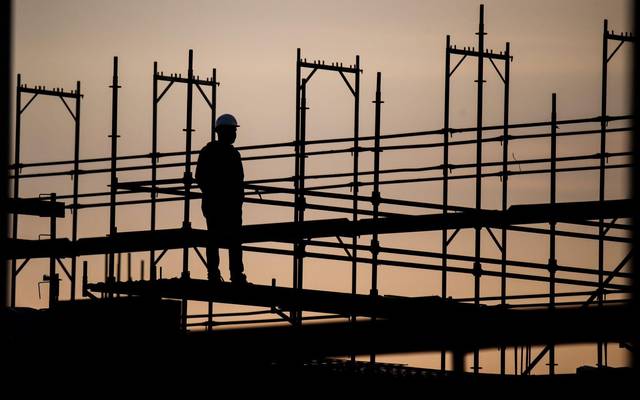 Silhouette eines Bauarbeiters auf einer Baustelle