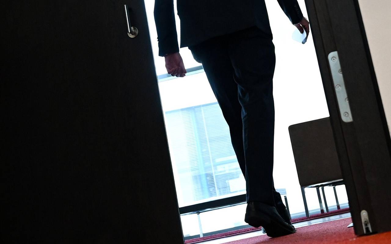 Mann verlässt einen Konferenzraum