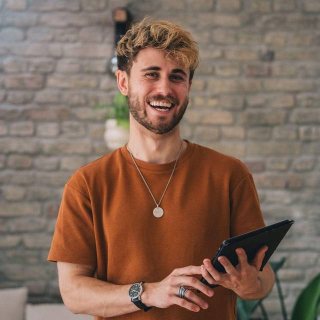 Ein Mann mit Tablet im Homeoffice