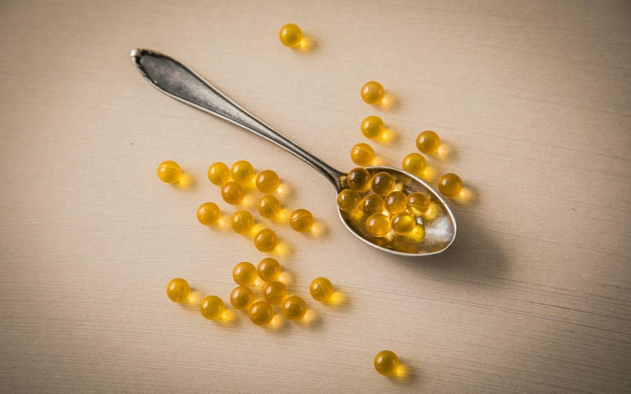 Vitamin-D-Tabletten liegen auf einem Löffel