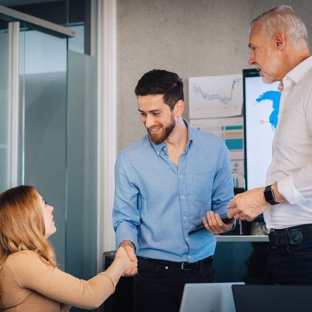 Ein Mann gibt einer Frau im Büro die Hand