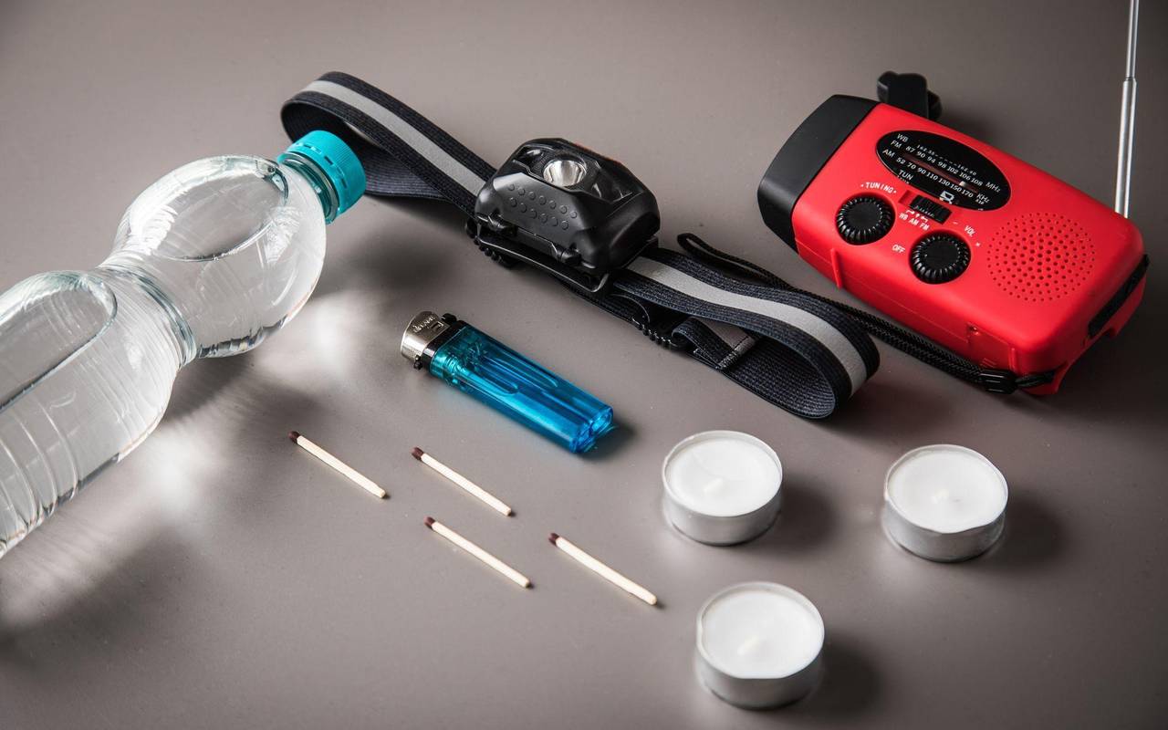 Kerzen, Strinlampe und Kurbelradio