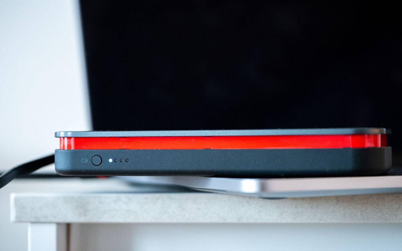 Eine Laptop Powerbank ist an einem MacBook angeschlossen