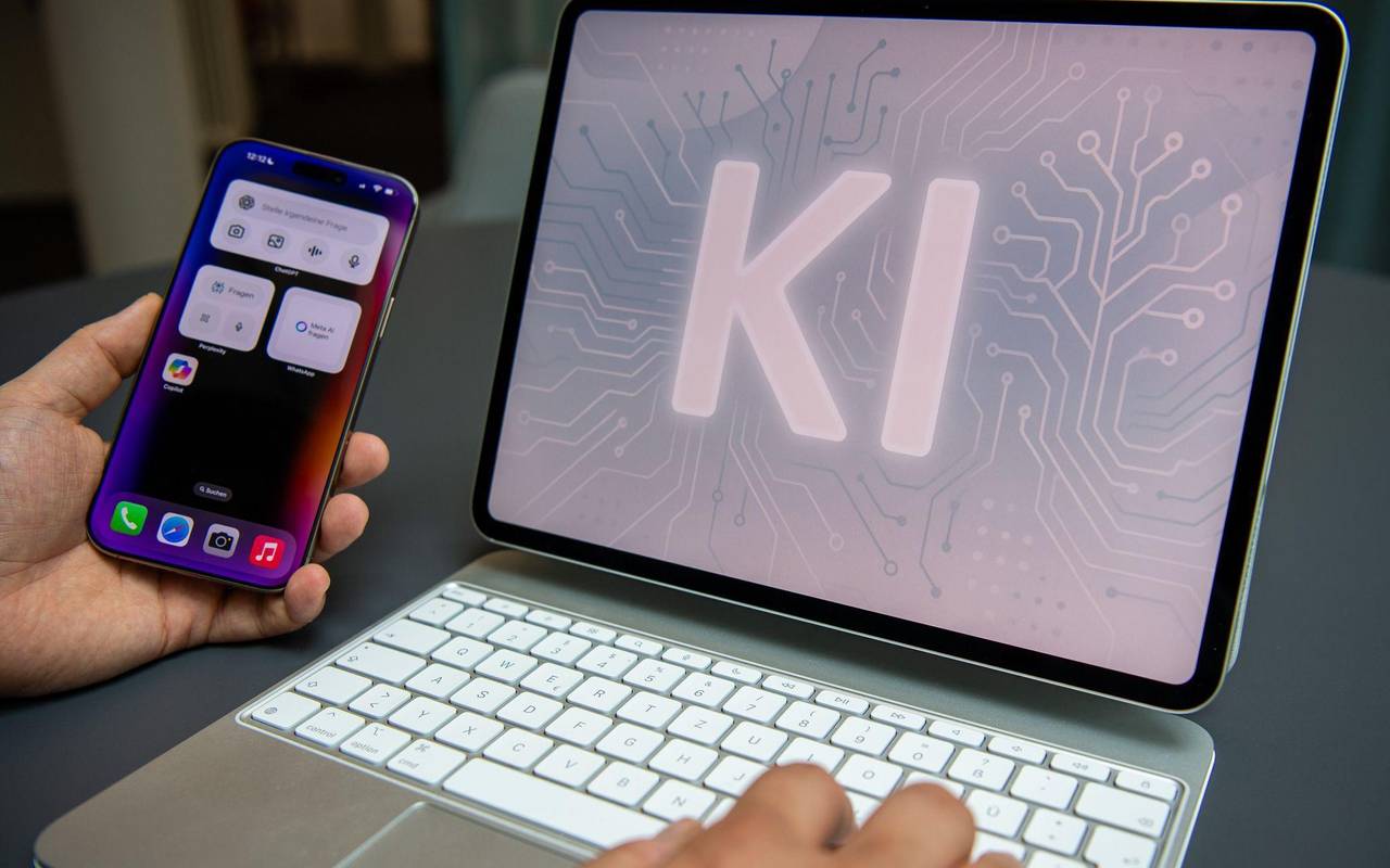 Ein Mann nutzt einen KI-Assistenten auf einem iPad und iPhone