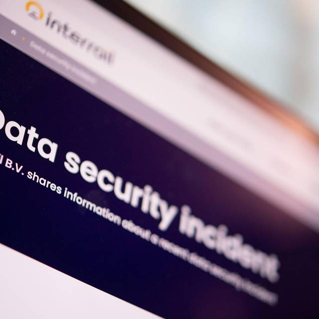 Auf Laptop ist ein Datenleck-Hinweis von Eurail zu sehen