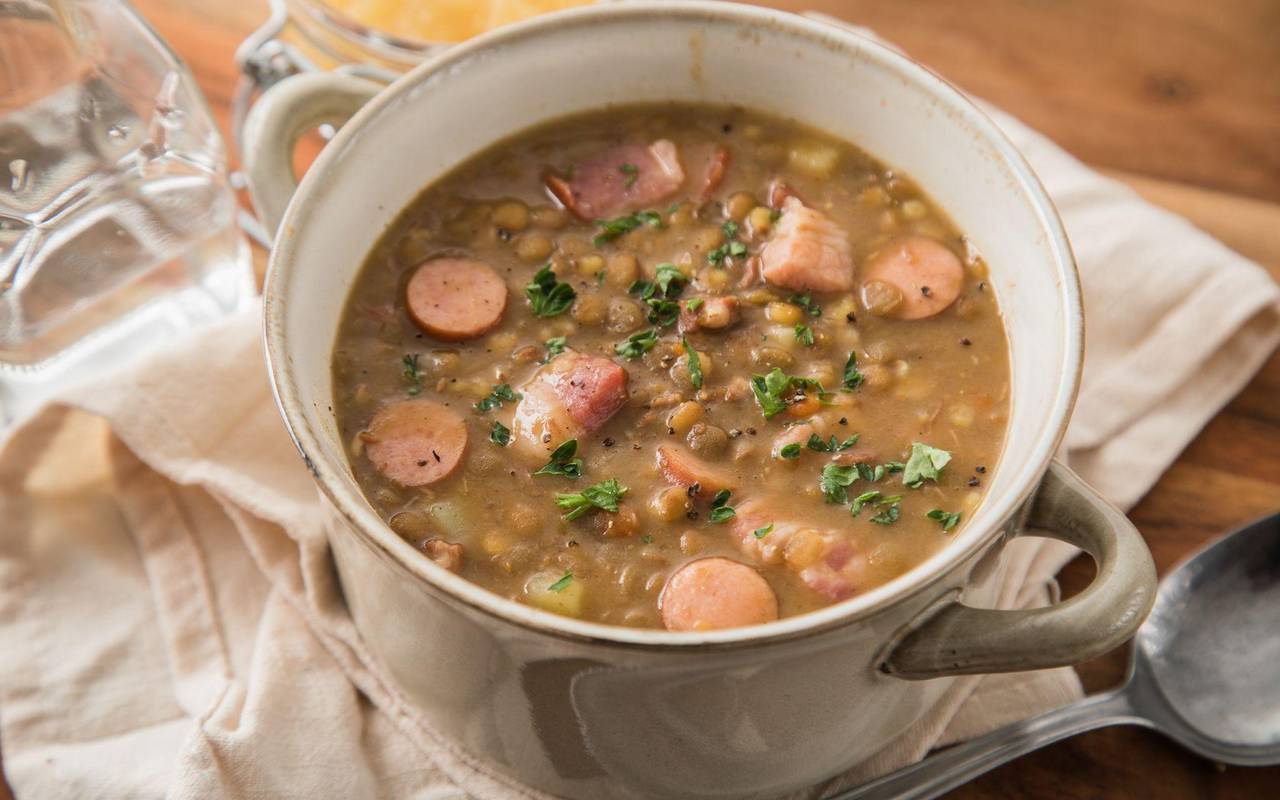 Klassische Linsensuppe mit Würstchen