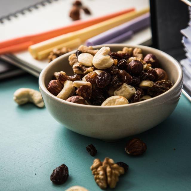 Studentenfutter steht auf einem Schreibtisch