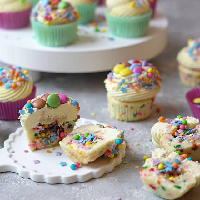 Funfetti Cupcakes mit Frosting auf einem Tisch