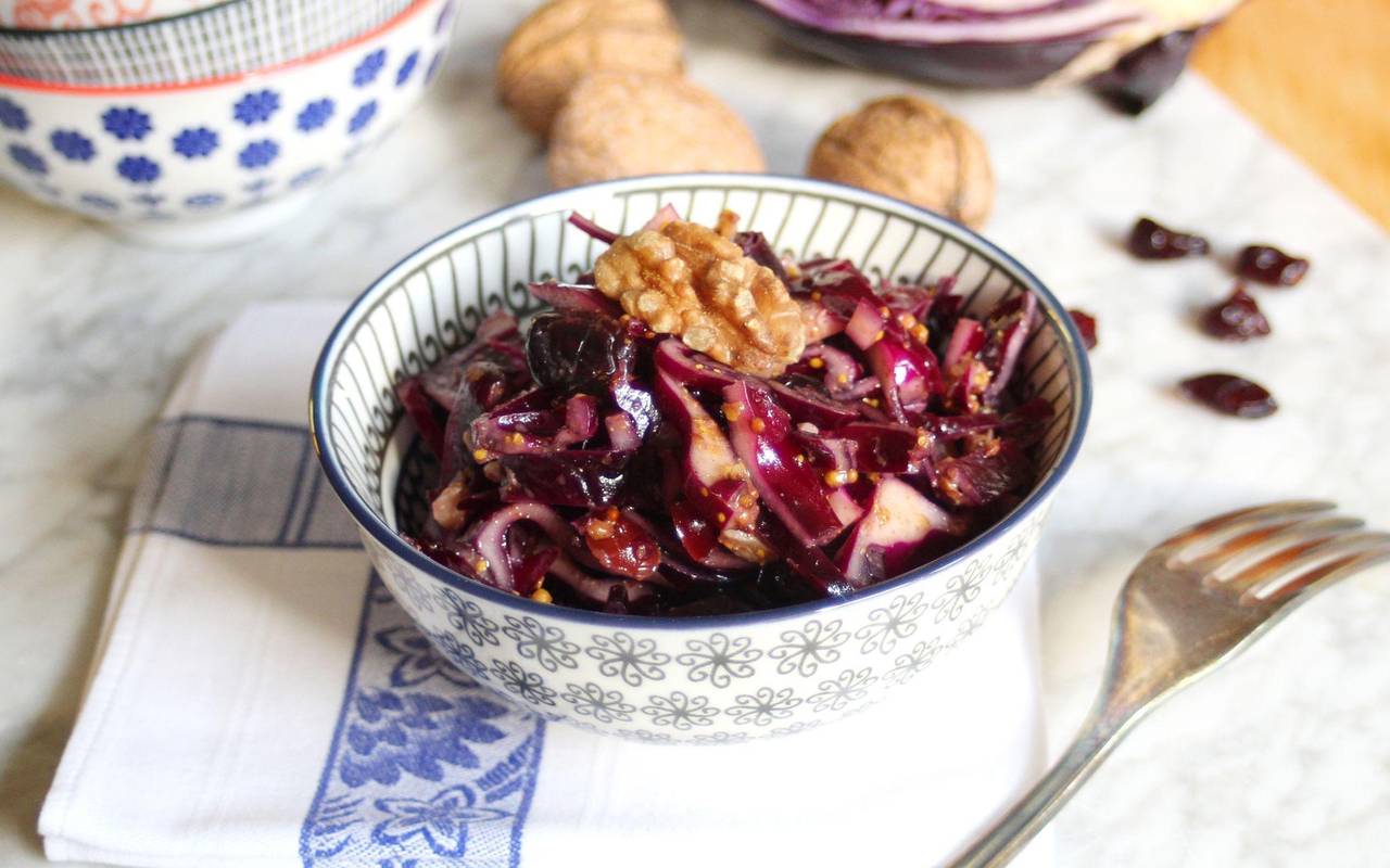 Rotkohlsalat mit Cranberrys und Walnüssen
