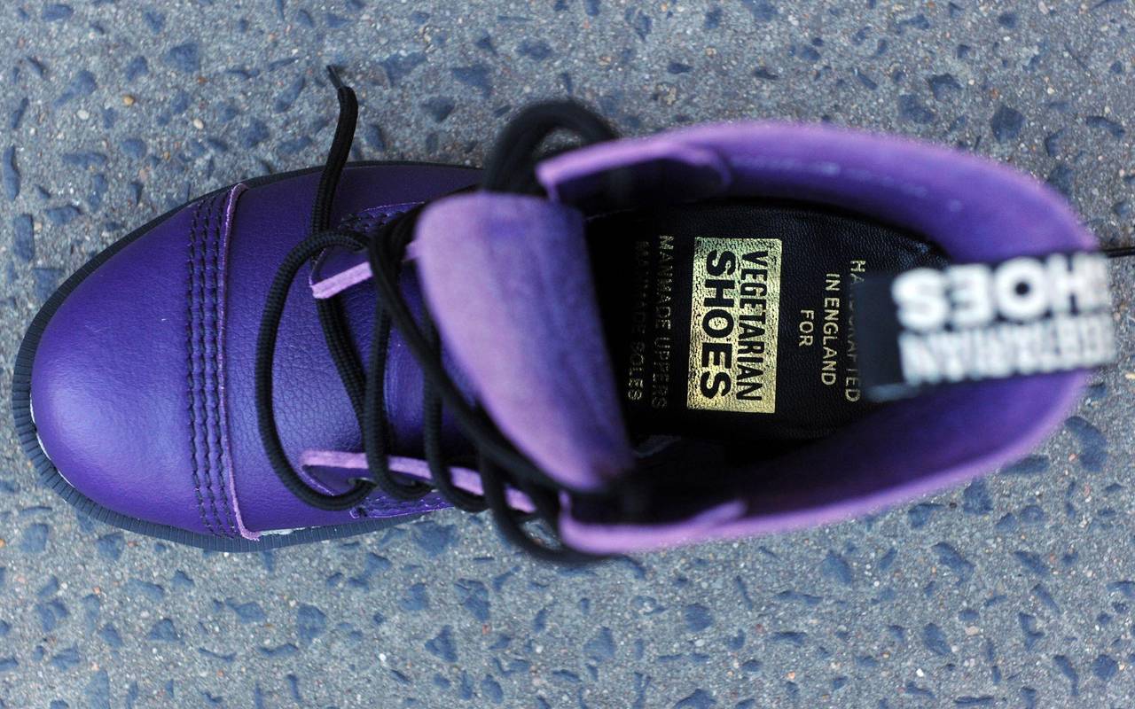 Vegane lila Schnürstiefel von «Vegetarian Shoes»