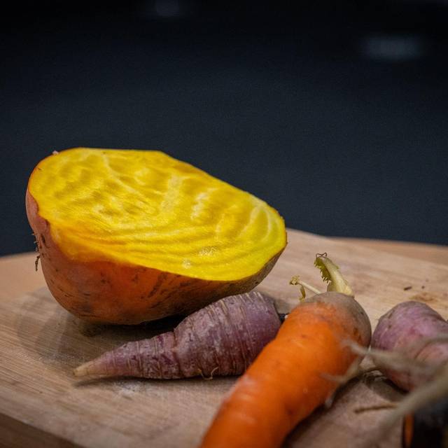 Gelbe Rote Bete neben einer Karotte und einer Mairübe